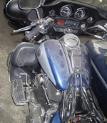 Vorher. Das Motorrad ist stark verschmutzt. Die Aluverkleidung hat ihren Glanz verloren. Sie ist stumpf und spröde.